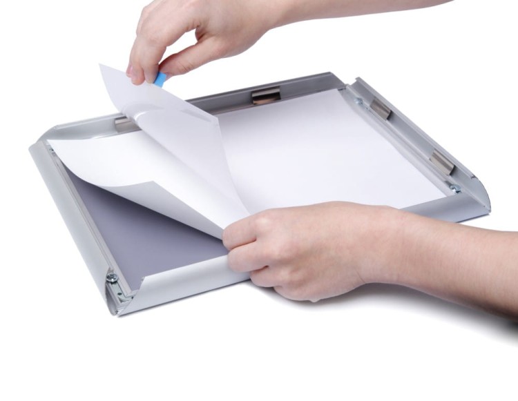 Ramka zatrzaskowa KRAST A2 (42,0 x 59,4 cm) aluminiowa srebrna z ostrym prostym narożnikiem rama ramka plakatowa OWZ ścienna na plakat na zdjęcia profil 25 mm
