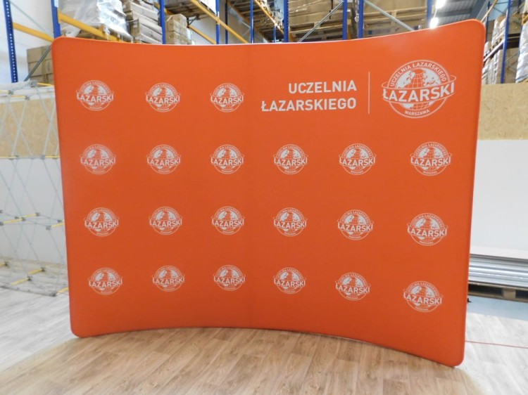 Zakupiona w sklepie Retio.pl ścianka łukowa - Ścianka Reklamowa Tekstylna Łukowa Pozioma 240 x 240 cm - ścianka wystawiennicza targowa prasowa