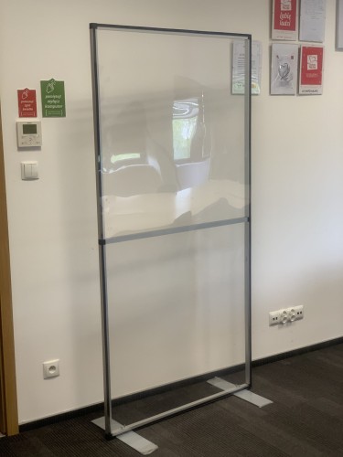 Szyba ochronna podłogowa stojąca przegroda stojak stand PET jak pleksi antywirusowa osłona z PET jak plexi wysoka stojąca do postawienia na ziemi 100 x 200 cm
