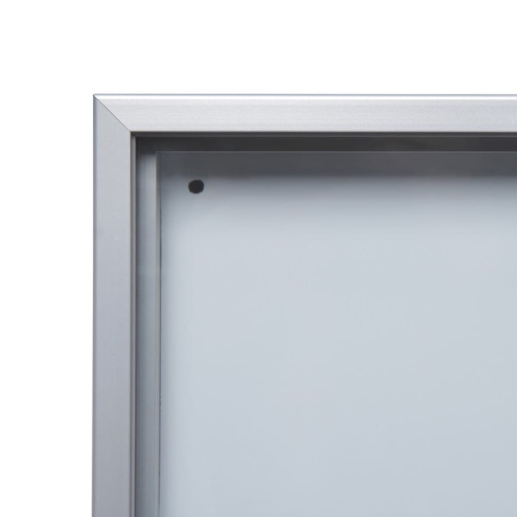 Detal, smukła obudowa - Gablota magnetyczna SLIM 18xA4 132x92 cm z przesuwanymi drzwiami zamykana na kluczyk do użytku wewnętrznego gablota wewnętrzna gablota ogłoszeniowa gablota informacyjna tablica ogłoszeń tablica informacyjna