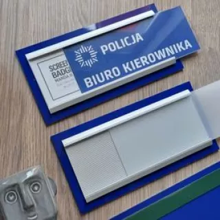 Tabliczka znajduje zastosowanie mocowana na drzwiach lub przy drzwiach, służy miedzy innymi jako nośnik informacji opisujący dane pomieszczenie.