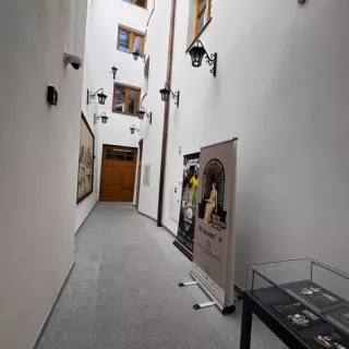 To rozwiązanie dla marek, które chcą być widoczne także poza wnętrzem. 

Rollup outdoor Thunder dobrze sprawdza się przy wejściu, na eventach i w przestrzeni pr