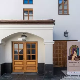 Jeśli marka ma być widoczna także poza wnętrzem, liczy się rozwiązanie, które łatwo ustawić i wygodnie przewieźć. 

Rollup outdoor Thunder sprawdza się na event