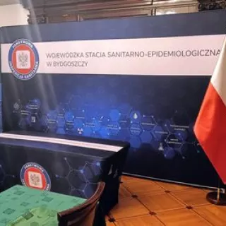 Kompaktowa, a robi wrażenie! Monolith 90 cm to dwustronna ścianka reklamowa, która świetnie sprawdzi się przy wejściach, ladach, punktach informacyjnych czy jak