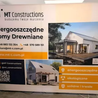 Ścianka tekstylna to nowoczesne i estetyczne rozwiązanie reklamowe, które świetnie sprawdza się na targach, eventach, konferencjach i w przestrzeniach firmowych
