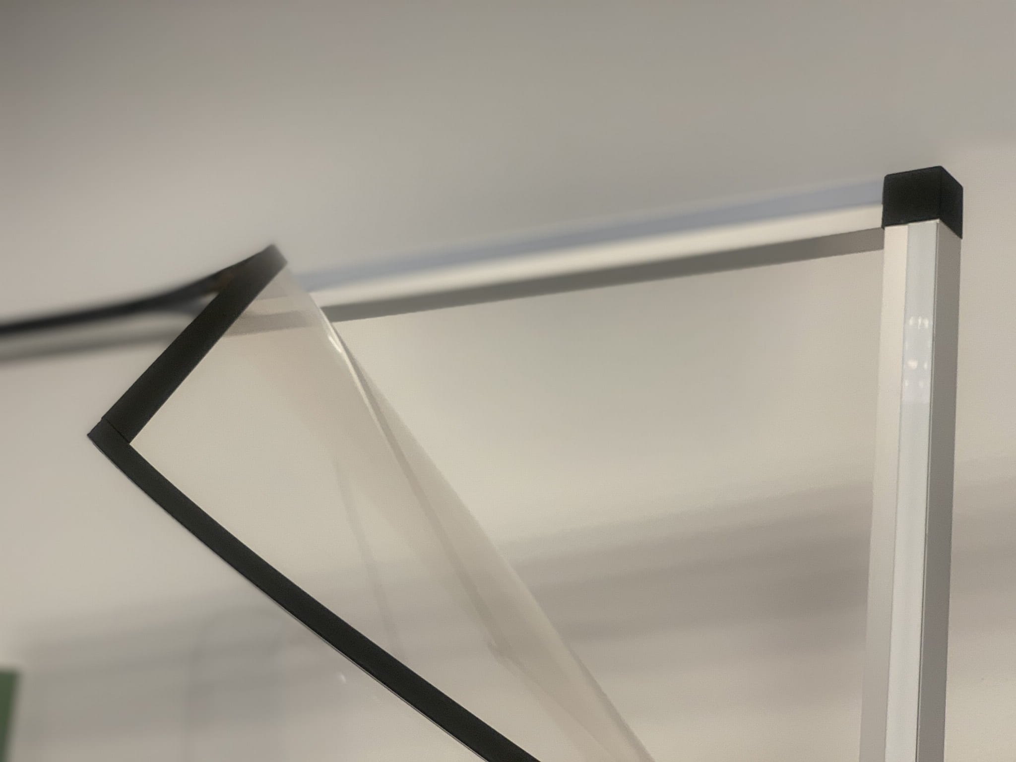 Dettaglio delle strisce magnetiche e modalità di montaggio del materiale protettivo